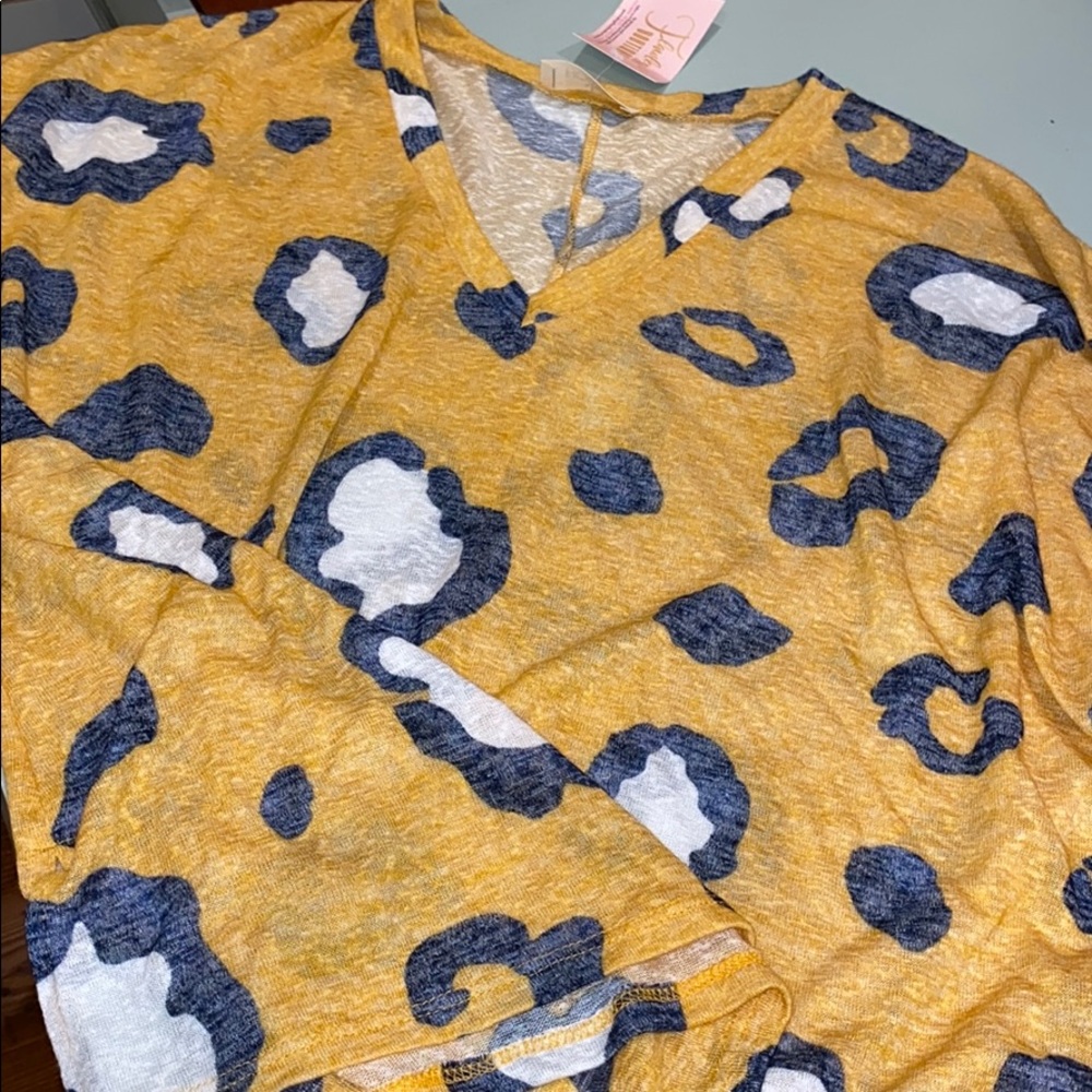 Hopely oversized women’s top size medium NWT